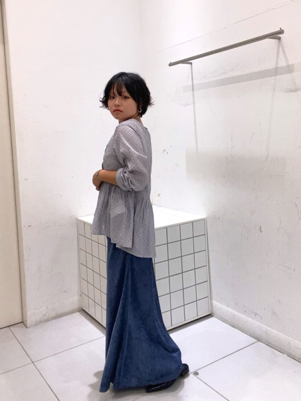 ブルー系のシャツ/ブラウス、ブルー系のワンピース、シルバー系のその他シューズを着用したレディースの秋コーディネートの2枚目の写真