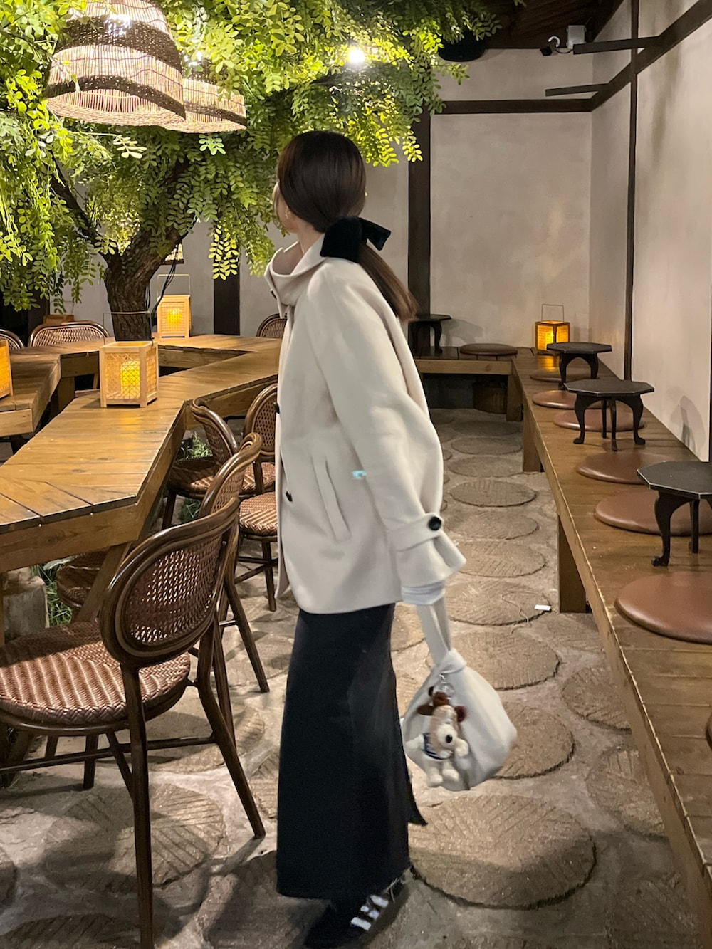「冬コーデ、きれいめカジュアル、スニーカー、お出かけコーデ、冬アウター、デニム、スカートスタイル、旅行コーデ、ミドルコート、スタンドカラー、デニムスカート、骨格ウェーブ」｜「CAPRICIEUX LE'MAGEの【セットアップ対応】デニムマキシスカート（デニムスカート、ブラック系）」を使った、shioさん（レディース・156cm）の秋コーディネートの2枚目の写真