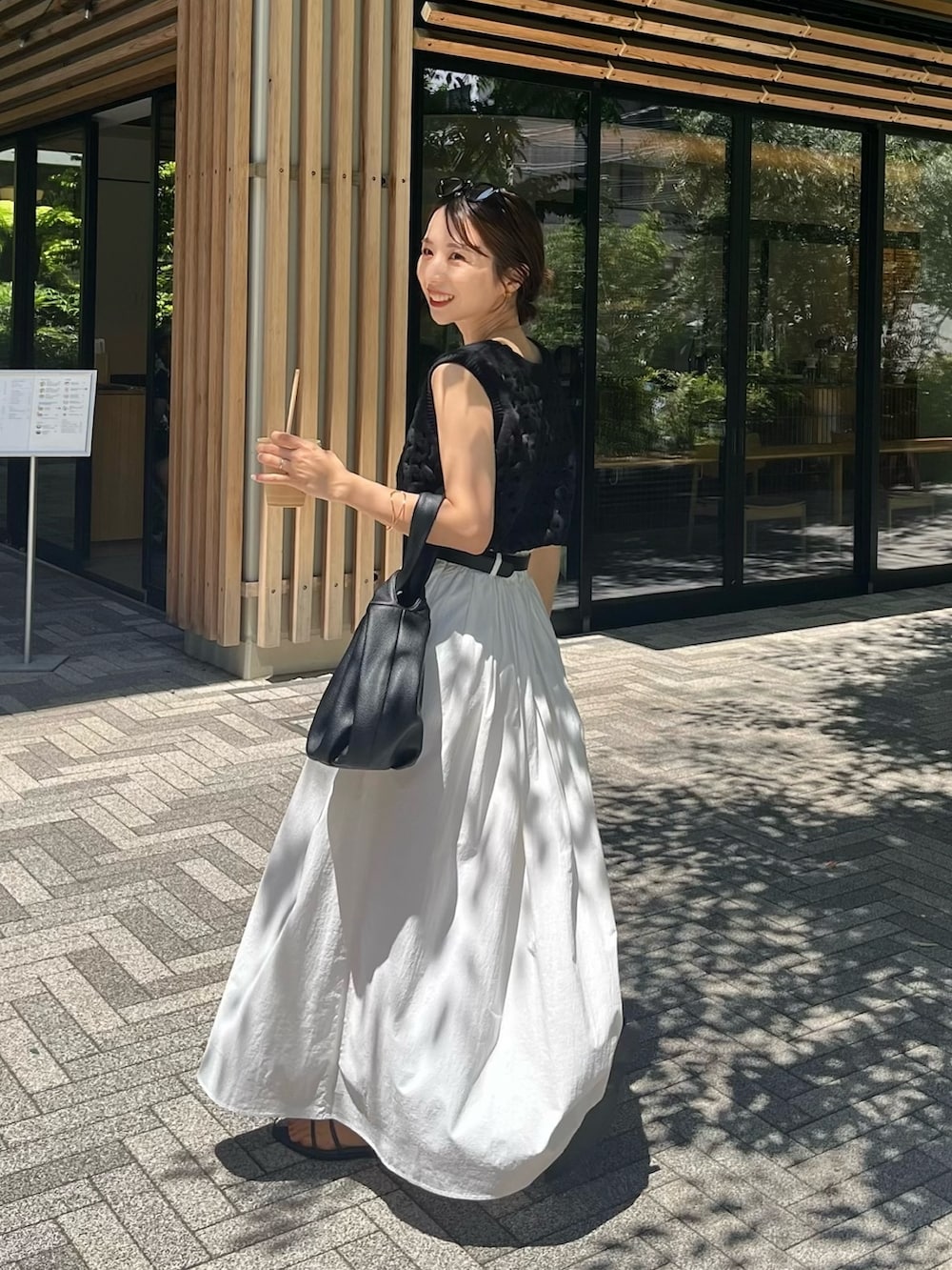 「夏コーデ、デートコーデ、サンダル、初夏コーデ、モノトーン、骨格ウェーブ、ニットタンク、フレアスカート、ウエストマーク」｜「CAPRICIEUX LE'MAGEのウェーブ編タンク（ニット/セーター、ブラック系）」を使った、shioさん（レディース・156cm）の夏コーディネートの3枚目の写真