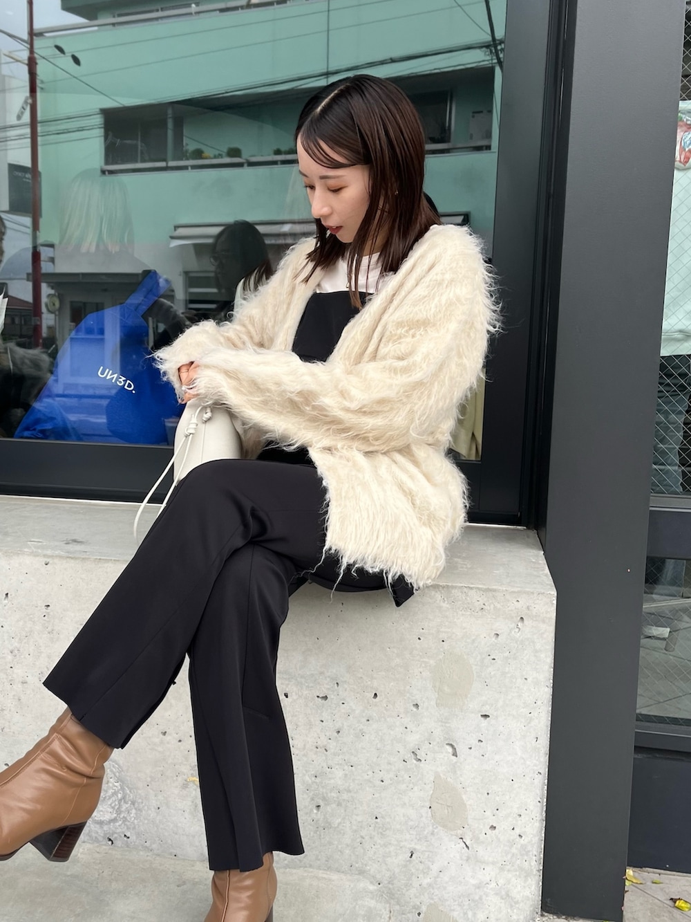 ブラック系のその他パンツ、ブラック系のシャツ/ブラウス、ベージュ系のカーディガン/ボレロを着用したレディースの秋コーディネートの3枚目の写真