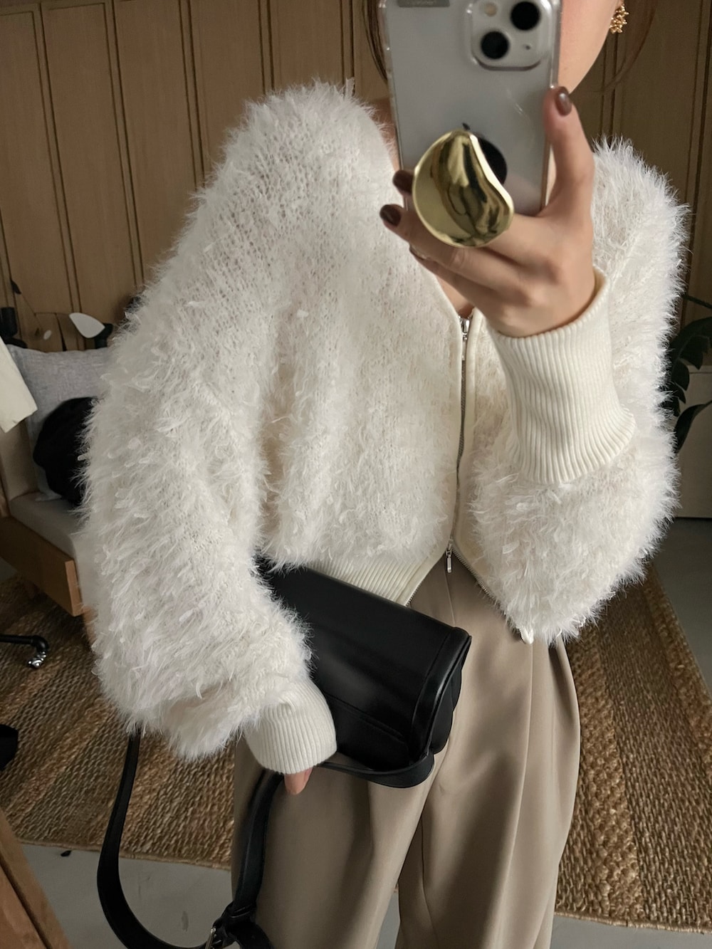 ベージュ系のその他パンツ、ブラック系のパンプス、ブラック系のショルダーバッグを着用したレディースの秋コーディネートの5枚目の写真