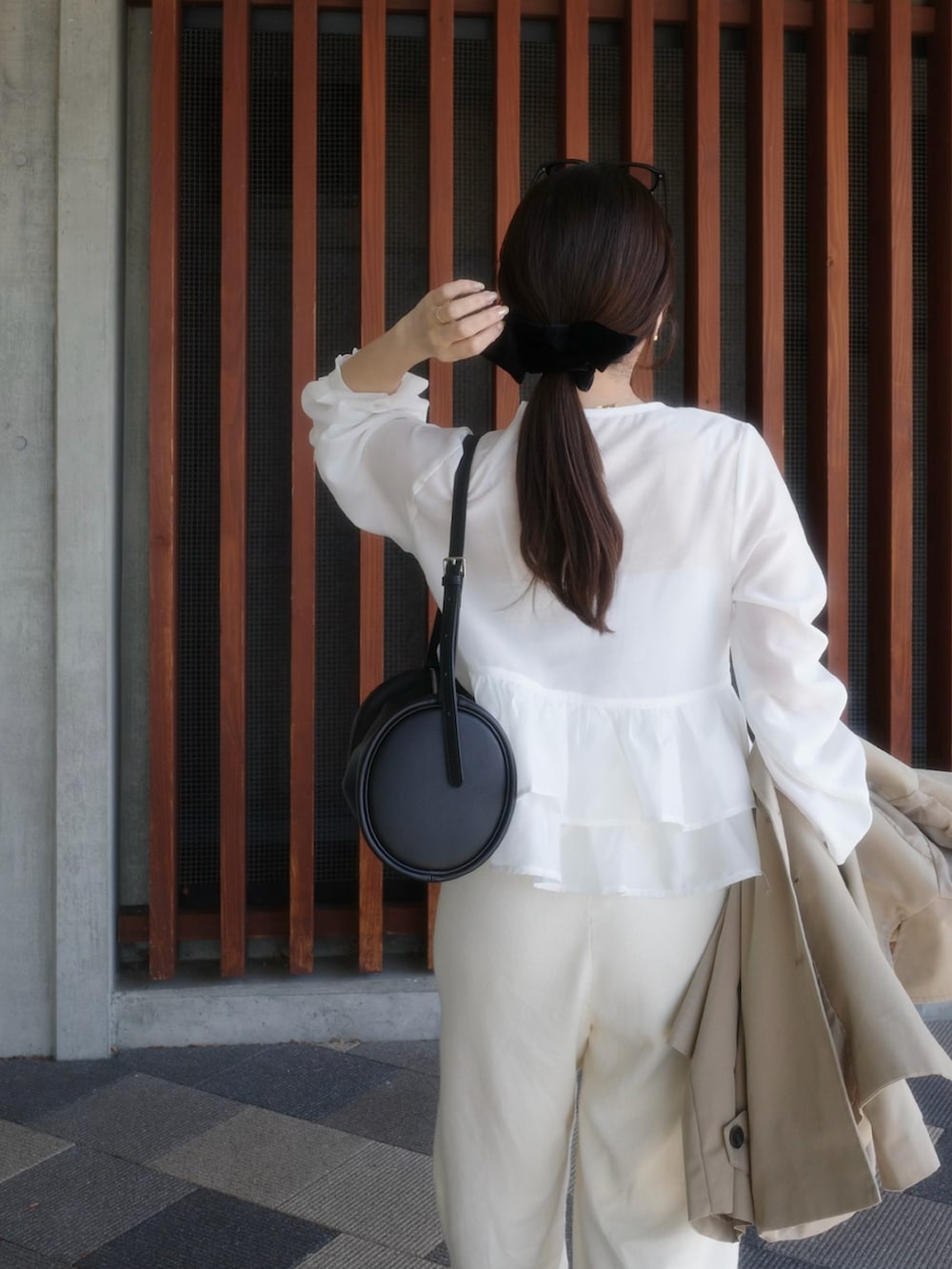 ホワイト系のその他パンツ、ホワイト系のシャツ/ブラウス、ブラック系のハンドバッグを着用したレディースの春コーディネートの4枚目の写真