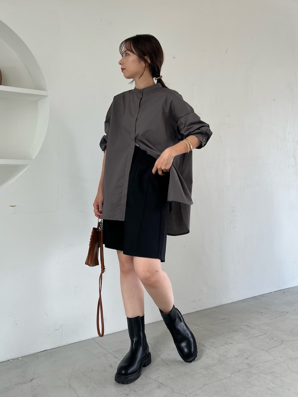 グレー系のシャツ/ブラウス、ブラック系のその他パンツ、ブラック系のブーツを着用したレディースの秋コーディネートの2枚目の写真