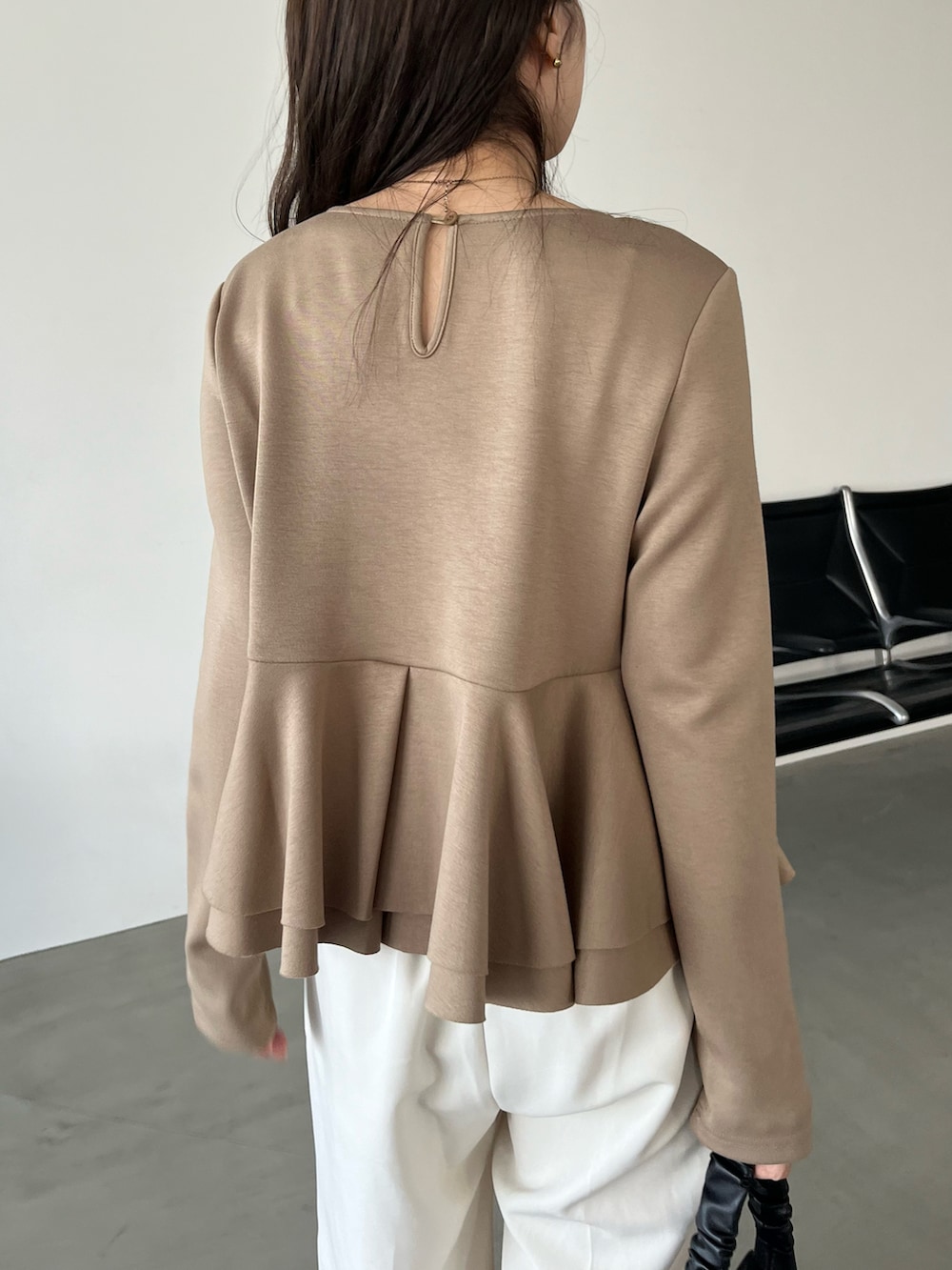 ベージュ系のTシャツ/カットソー、ホワイト系のその他パンツ、ブラック系のバレエシューズを着用したレディースの秋コーディネートの4枚目の写真