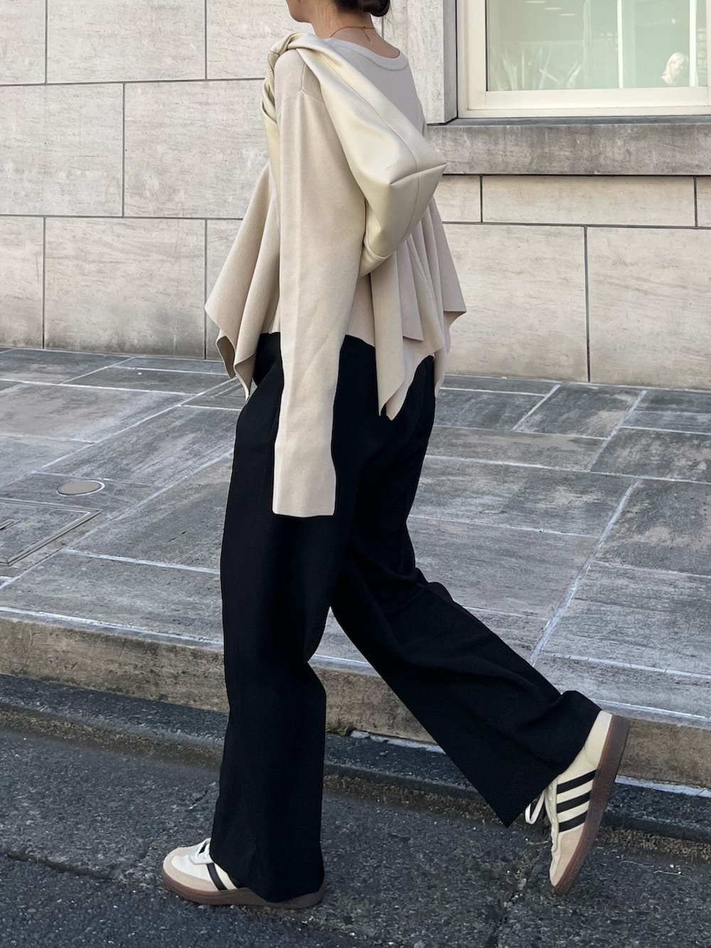 「春服、大人かわいい、パンツコーデ、リラックススタイル、春、春ニット、スラックス、ストレートパンツ、フレア、スニーカー、スニーカーコーデ、adidas、骨格ウェーブ」｜「CAPRICIEUX LE'MAGEの【低身長・高身長サイズあり】タックストレートパンツ（その他パンツ、ブラック系）」を使った、shioさん（レディース・156cm）の冬コーディネートの5枚目の写真