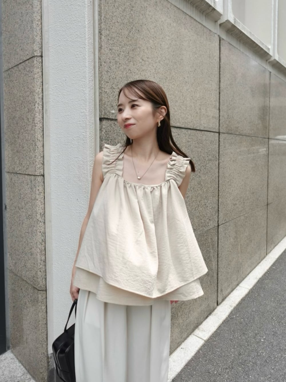 ベージュ系のキャミソール、ホワイト系のその他パンツ、ブラック系のサンダルを着用したレディースの夏コーディネートの5枚目の写真