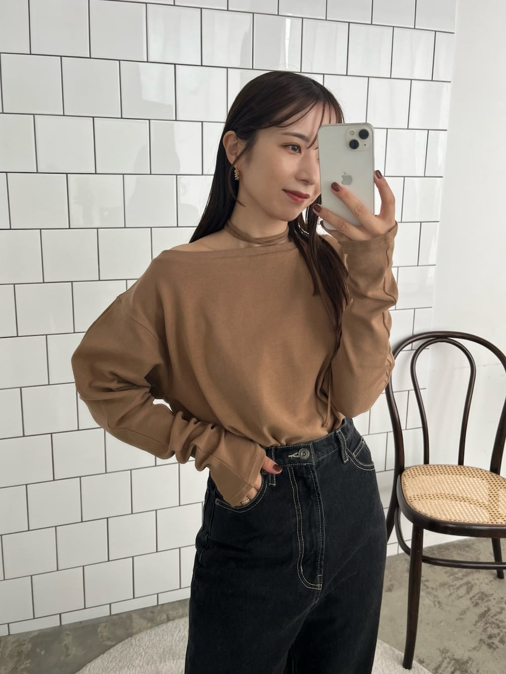 「おしゃ見えテクニック、秋コーデ、お出かけコーデ、秋服、パンツスタイル、秋カラー、ボートネック、ワンショルダー、ロンT、デニム、デニムパンツ、ストレートデニム、チョーカー、骨格ウェーブ」｜「CAPRICIEUX LE'MAGEの13ozハイウエストストレートデニム（デニムパンツ、ブラック系）」を使った、shioさん（レディース・156cm）の秋コーディネートの6枚目の写真