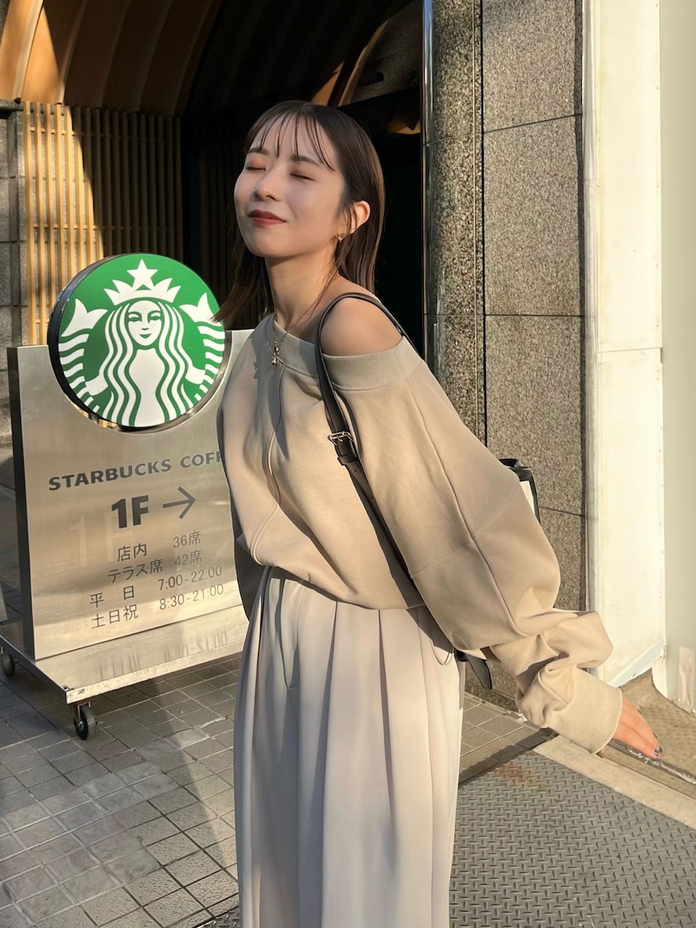 「Coming soon...、スウェット、パンツスタイル、ワイドパンツ、ボートネック、ワントーンコーデ、大人カジュアル、骨格ウェーブ、春コーデ」｜「CAPRICIEUX LE'MAGEの2タックワイドパンツ（その他パンツ、ホワイト系）」を使った、shioさん（レディース・156cm）の冬コーディネートの3枚目の写真