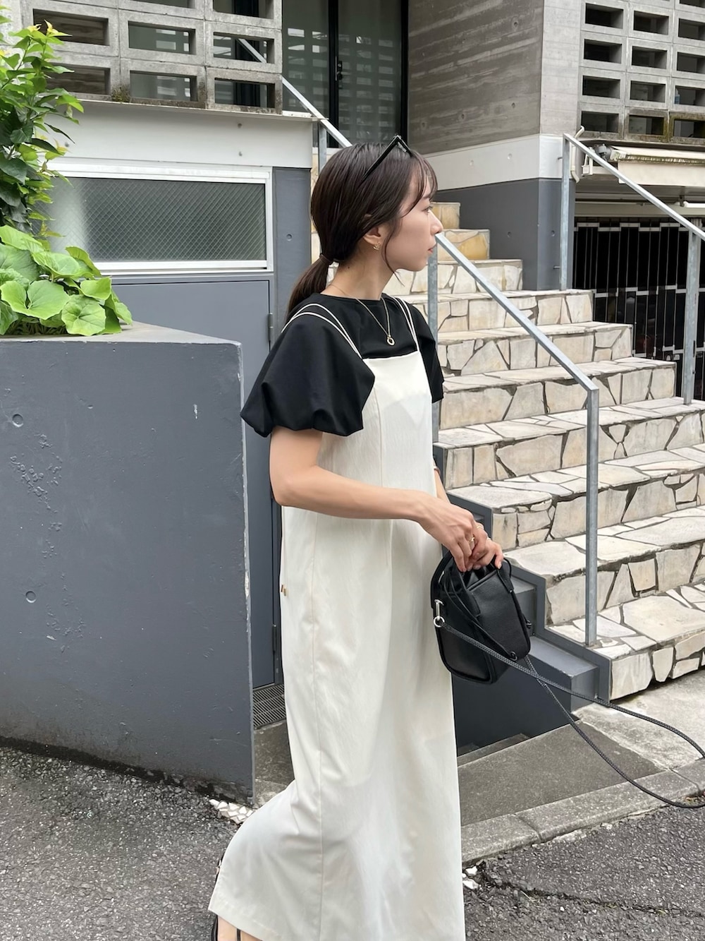 ホワイト系のワンピース、ブラック系のTシャツ/カットソー、ホワイト系のショルダーバッグを着用したレディースの夏コーディネートの5枚目の写真