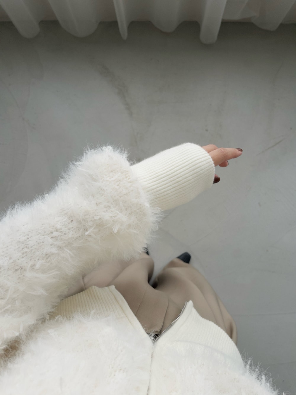 ベージュ系のその他パンツ、ブラック系のパンプス、ブラック系のショルダーバッグを着用したレディースの秋コーディネートの6枚目の写真