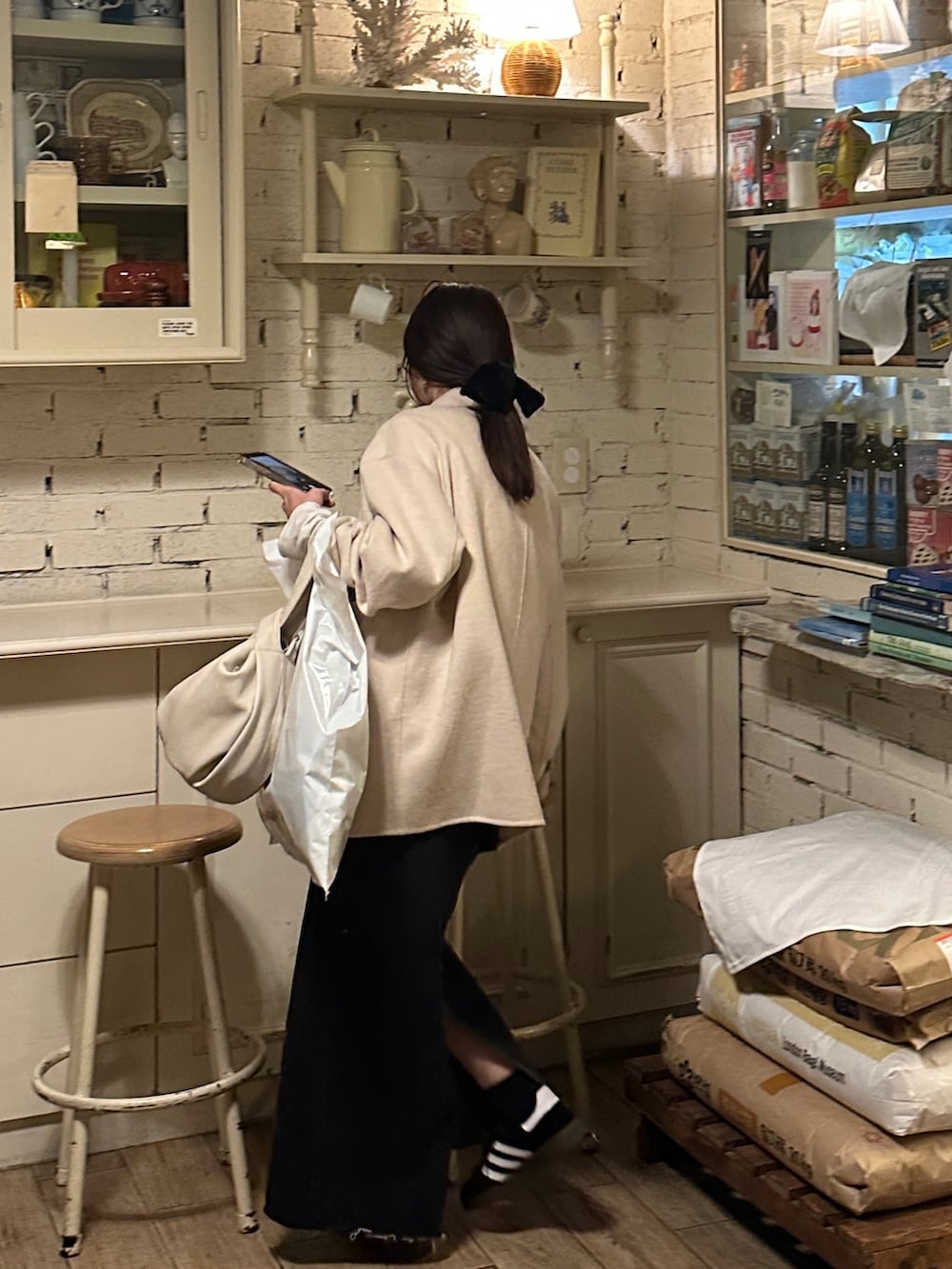「冬コーデ、きれいめカジュアル、スニーカー、お出かけコーデ、冬アウター、デニム、スカートスタイル、旅行コーデ、ミドルコート、スタンドカラー、デニムスカート、骨格ウェーブ」｜「CAPRICIEUX LE'MAGEの【セットアップ対応】デニムマキシスカート（デニムスカート、ブラック系）」を使った、shioさん（レディース・156cm）の秋コーディネートの5枚目の写真