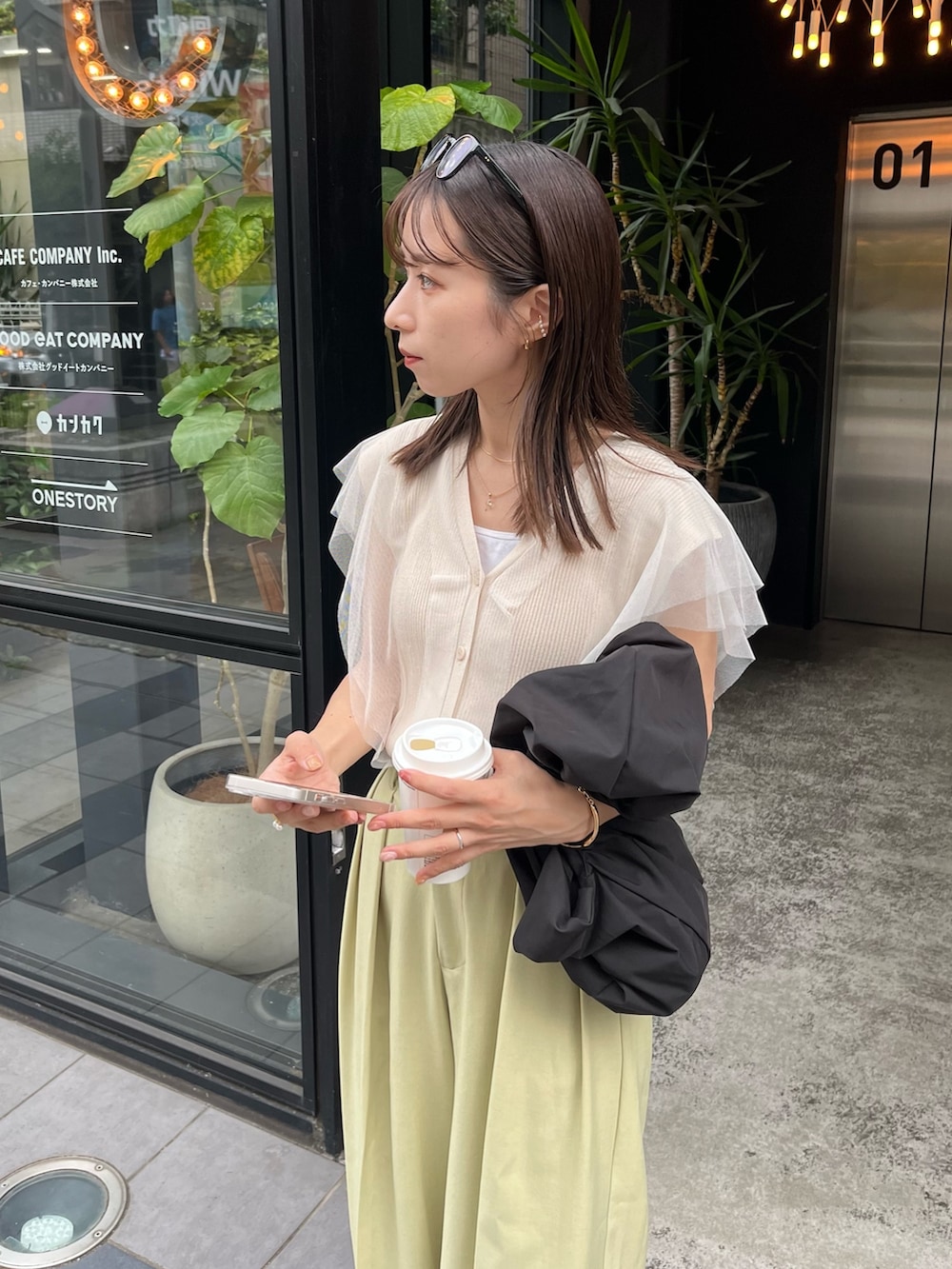 グリーン系のその他パンツ、ベージュ系のニット/セーター、ブラック系のショルダーバッグを着用したレディースの夏コーディネートの5枚目の写真