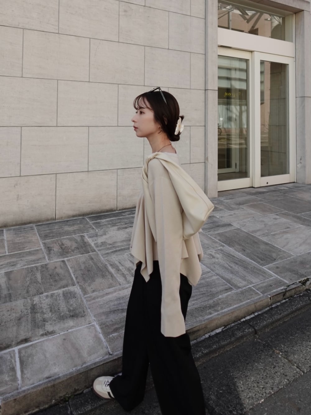 「春服、大人かわいい、パンツコーデ、リラックススタイル、春、春ニット、スラックス、ストレートパンツ、フレア、スニーカー、スニーカーコーデ、adidas、骨格ウェーブ」｜「CAPRICIEUX LE'MAGEの【低身長・高身長サイズあり】タックストレートパンツ（その他パンツ、ブラック系）」を使った、shioさん（レディース・156cm）の冬コーディネートの3枚目の写真