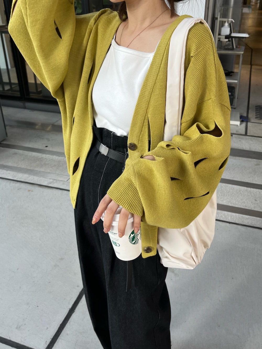 グリーン系のカーディガン/ボレロ、ブラック系のその他パンツ、ブラック系のサンダルを着用したレディースの冬コーディネートの5枚目の写真