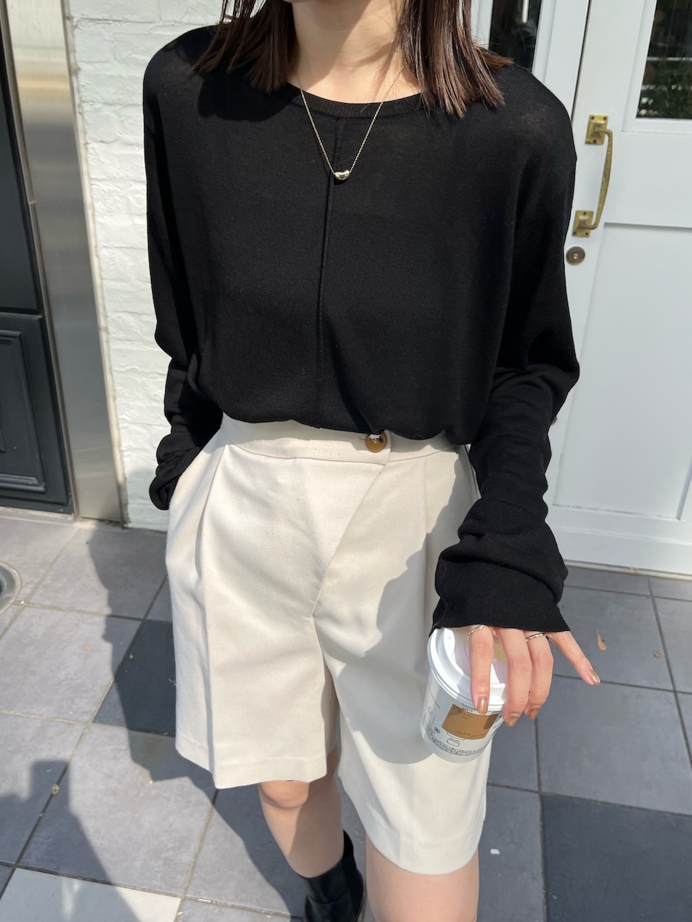 ホワイト系のその他パンツ、ブラック系のニット/セーター、ブラック系のブーツを着用したレディースの秋コーディネートの5枚目の写真