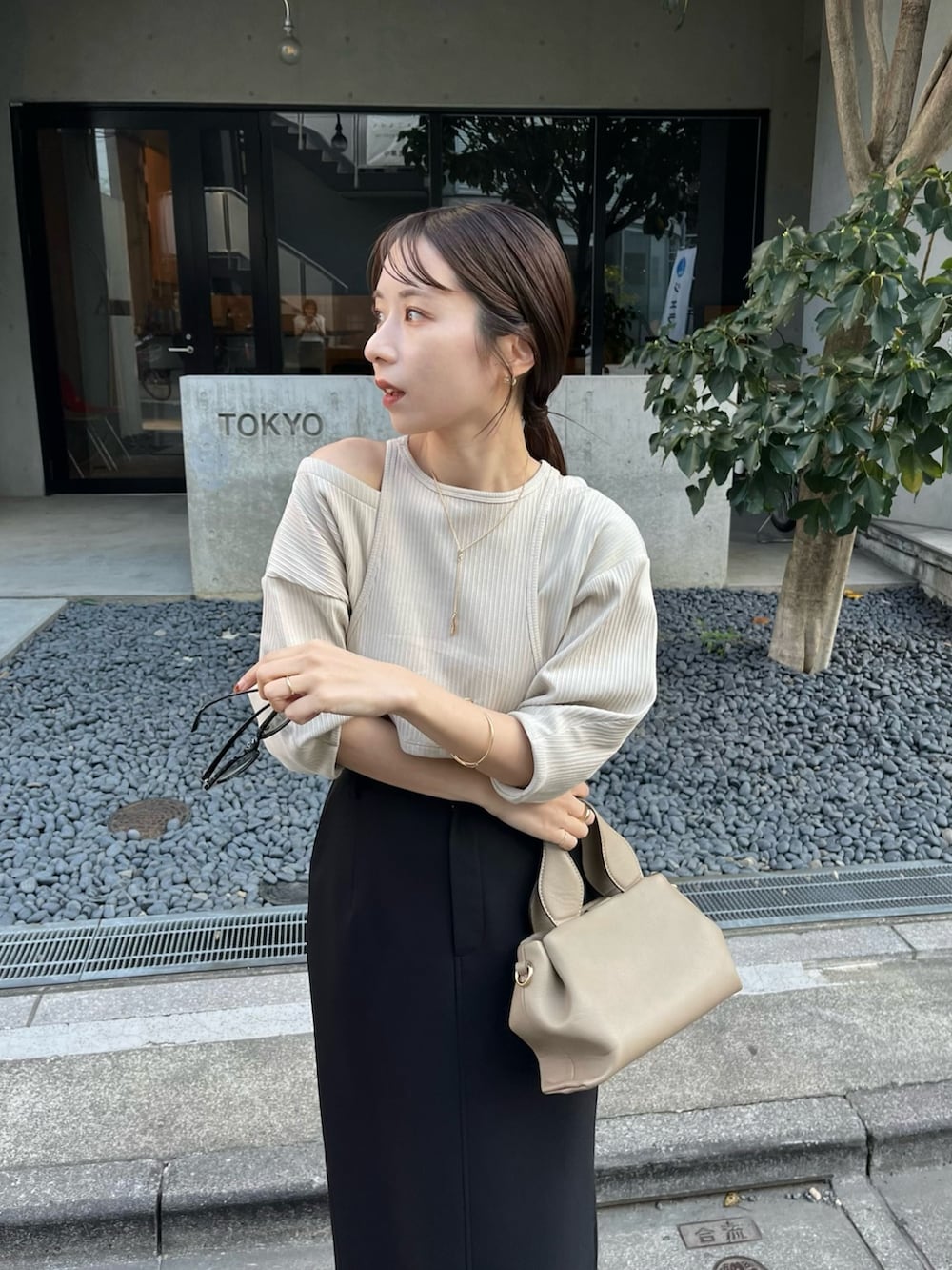 「お出かけコーデ、レイヤードスタイル、ビスチェ、春夏コーデ、大人コーデ、スカートスタイル、タイトスカート、骨格ウェーブ、セットアイテム、ボートネック」｜「CAPRICIEUX LE'MAGEのマキシIラインスカート（スカート、ブラック系）」を使った、shioさん（レディース・156cm）の春コーディネートの3枚目の写真