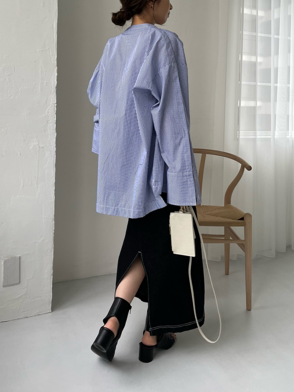 ブルー系のシャツ/ブラウス、ブラック系のワンピース、ブラック系のサンダルを着用したレディースの春コーディネートの3枚目の写真