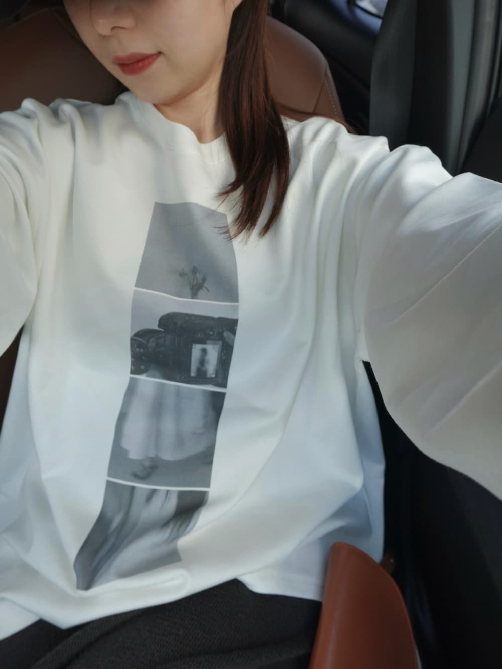 ホワイト系のTシャツ/カットソー、ブラウン系のショルダーバッグ、グレー系のスカートを着用したレディースの冬コーディネートの4枚目の写真