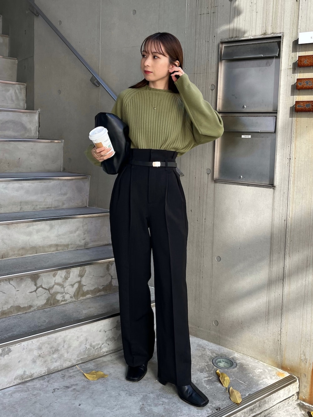 ブラック系のその他パンツ、グリーン系のニット/セーター、ブラック系のトートバッグを着用したレディースの冬コーディネートの5枚目の写真