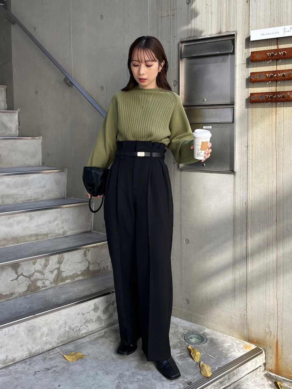 ブラック系のその他パンツ、グリーン系のニット/セーター、ブラック系のトートバッグを着用したレディースの冬コーディネートの4枚目の写真