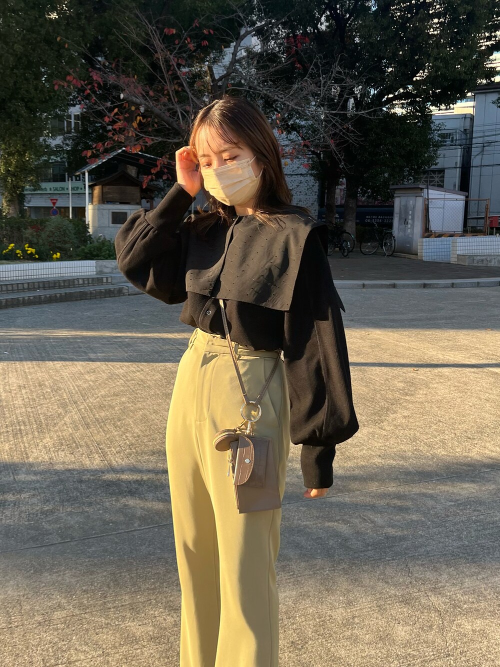 ブラック系のカーディガン/ボレロ、グリーン系のその他パンツ、ブラウン系のショルダーバッグを着用したレディースの冬コーディネートの3枚目の写真