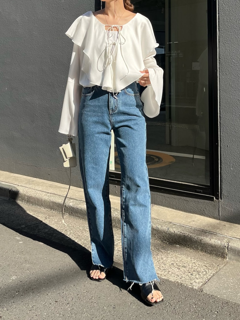 「シャツスタイル、春服みてみて、春コーデ、春、デニムコーデ、大人コーデ、大人カジュアル、デニムパンツ、デニム、ブラウス、フレアスリーブ、フリル、骨格ウェーブ」｜「CAPRICIEUX LE'MAGEの裾スリットスリムストレートデニム（デニムパンツ、ブルー系）」を使った、shioさん（レディース・156cm）の春コーディネートの3枚目の写真