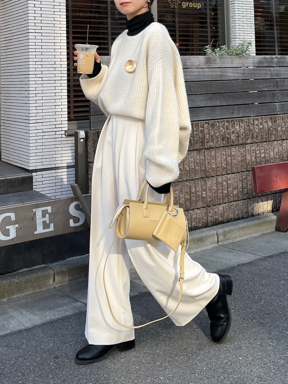 ホワイト系のその他パンツ、ホワイト系のニット/セーター、ブラック系のニット/セーターを着用したレディースの秋コーディネートの6枚目の写真