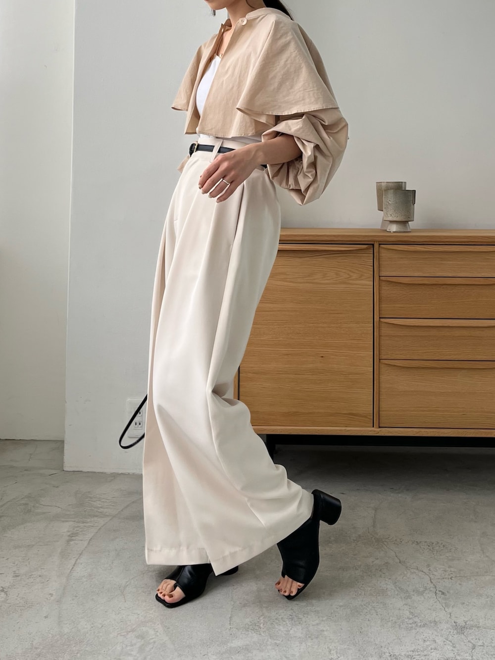 ホワイト系のその他パンツ、ベージュ系のシャツ/ブラウス、ブラック系のサンダルを着用したレディースの春コーディネートの2枚目の写真