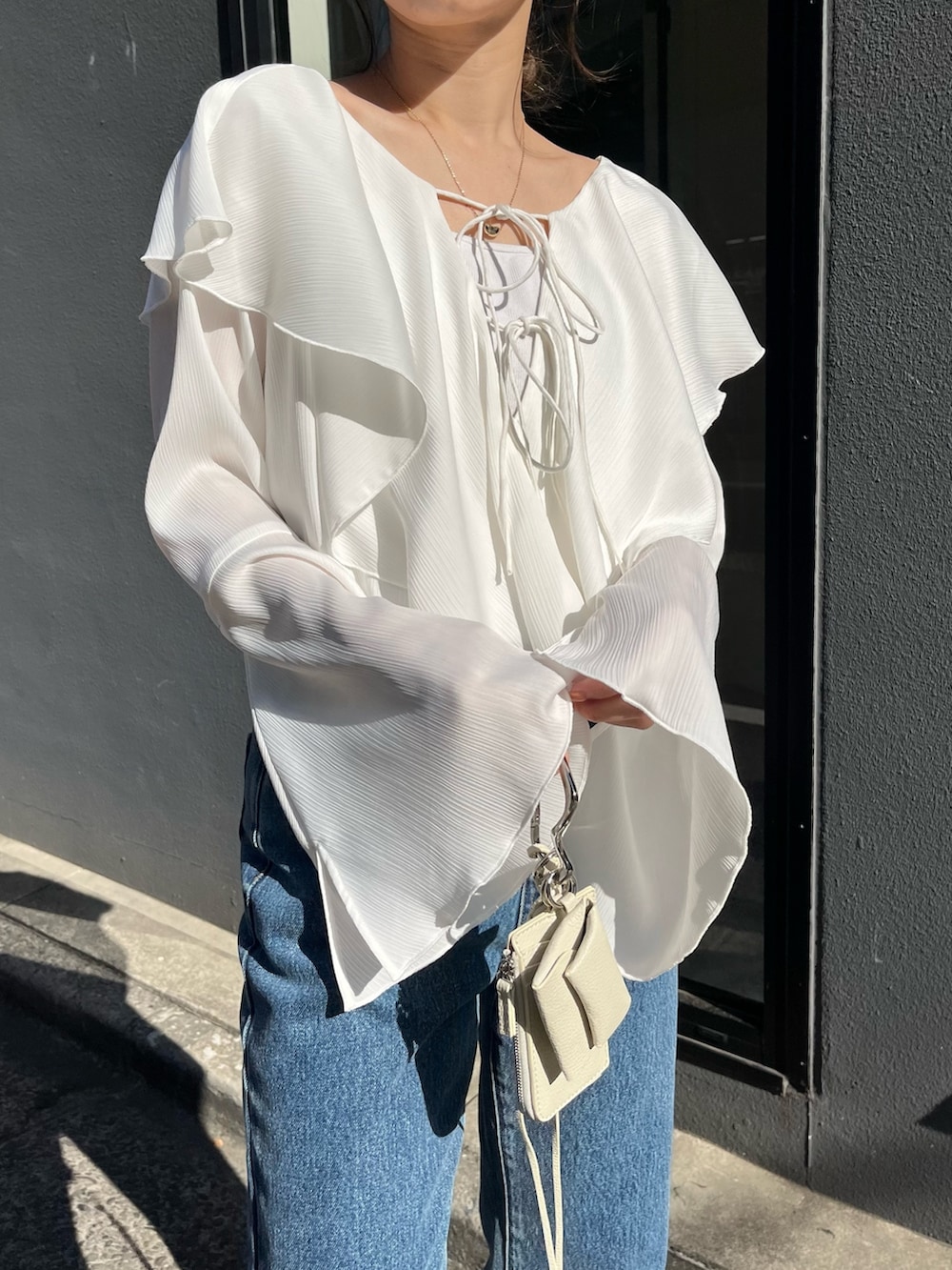 「シャツスタイル、春服みてみて、春コーデ、春、デニムコーデ、大人コーデ、大人カジュアル、デニムパンツ、デニム、ブラウス、フレアスリーブ、フリル、骨格ウェーブ」｜「CAPRICIEUX LE'MAGEの裾スリットスリムストレートデニム（デニムパンツ、ブルー系）」を使った、shioさん（レディース・156cm）の春コーディネートの5枚目の写真