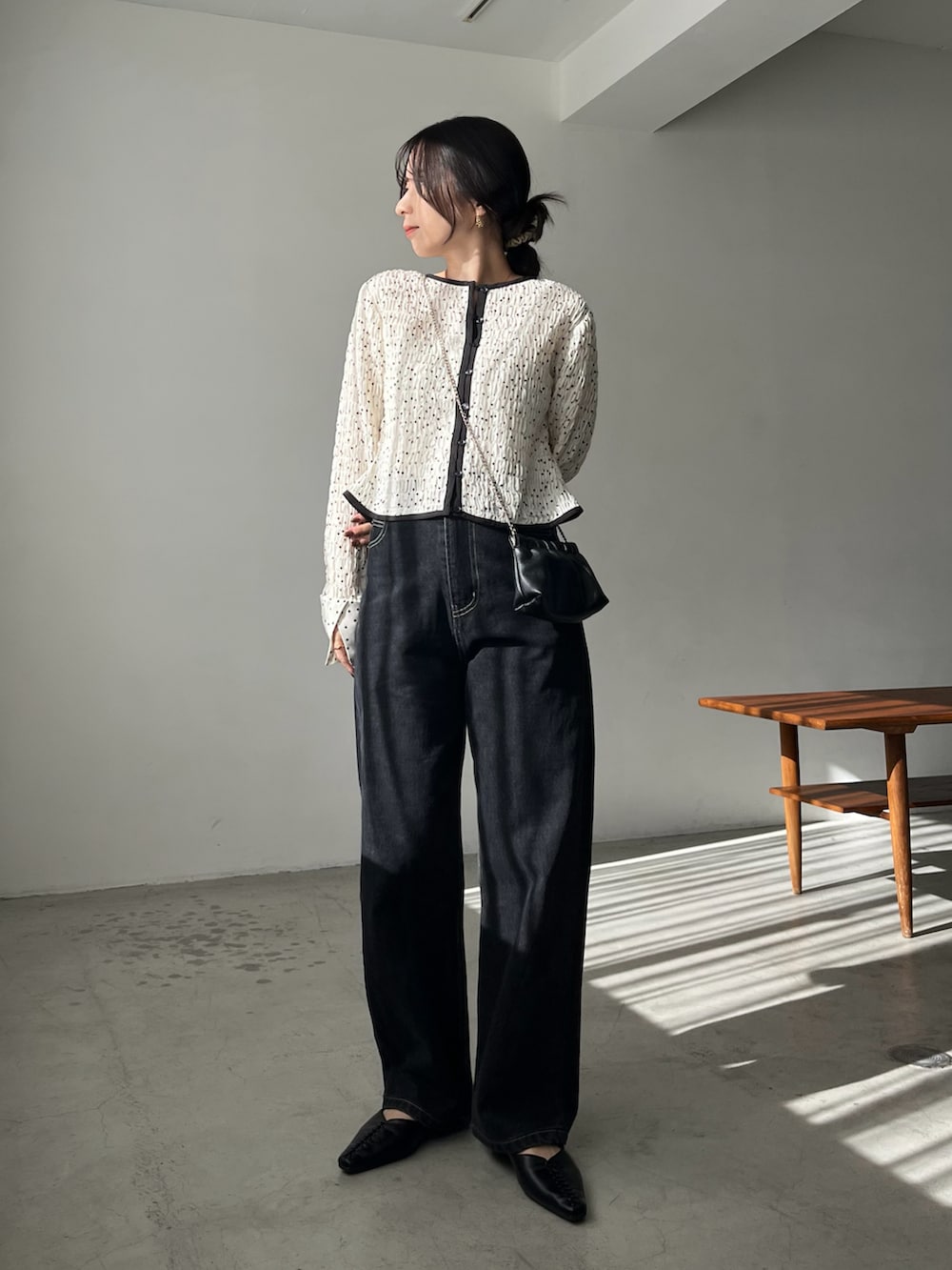 ホワイト系のシャツ/ブラウス、ブラック系のデニムパンツ、ブラック系のショルダーバッグを着用したレディースの冬コーディネートの2枚目の写真