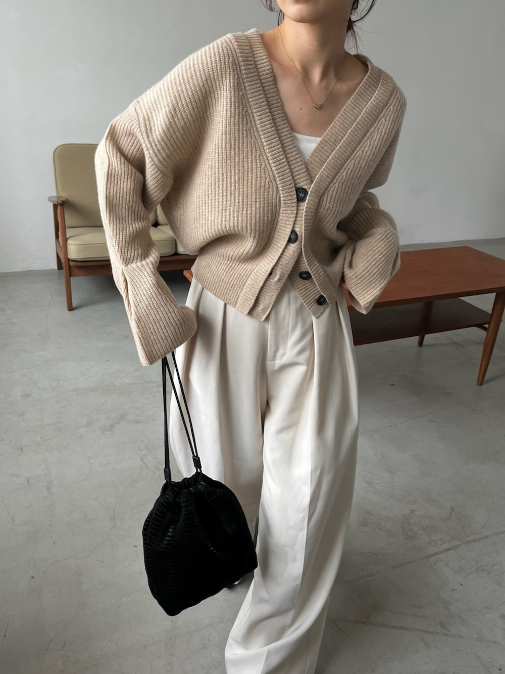 「秋っぽコーデ更新中、秋服、秋コーデ、淡色コーデ、カーディガン、キレイめ、ワイドパンツ、タックパンツ、ベージュ、キャンディスリーブ、骨格ウェーブ」｜「CAPRICIEUX LE'MAGEの2タックワイドパンツ（その他パンツ、ホワイト系）」を使った、shioさん（レディース・156cm）の秋コーディネートの3枚目の写真