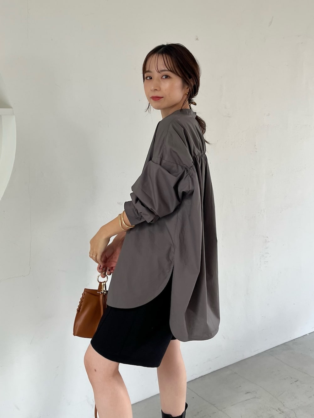 グレー系のシャツ/ブラウス、ブラック系のその他パンツ、ブラック系のブーツを着用したレディースの秋コーディネートの4枚目の写真