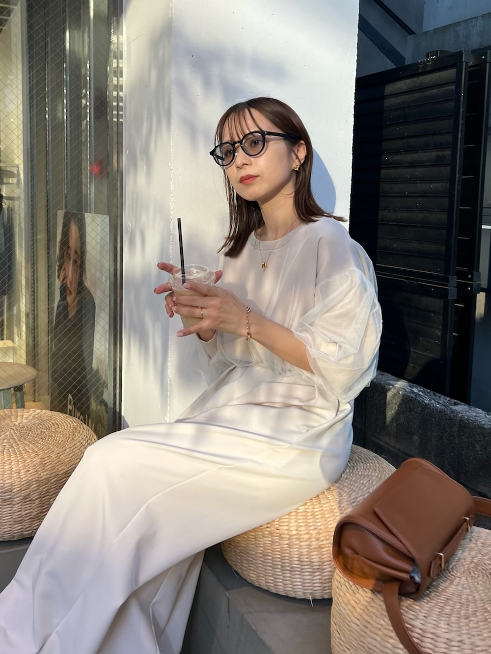 ベージュ系のニット/セーター、ホワイト系のその他パンツ、ブラック系のブーツを着用したレディースの秋コーディネートの5枚目の写真