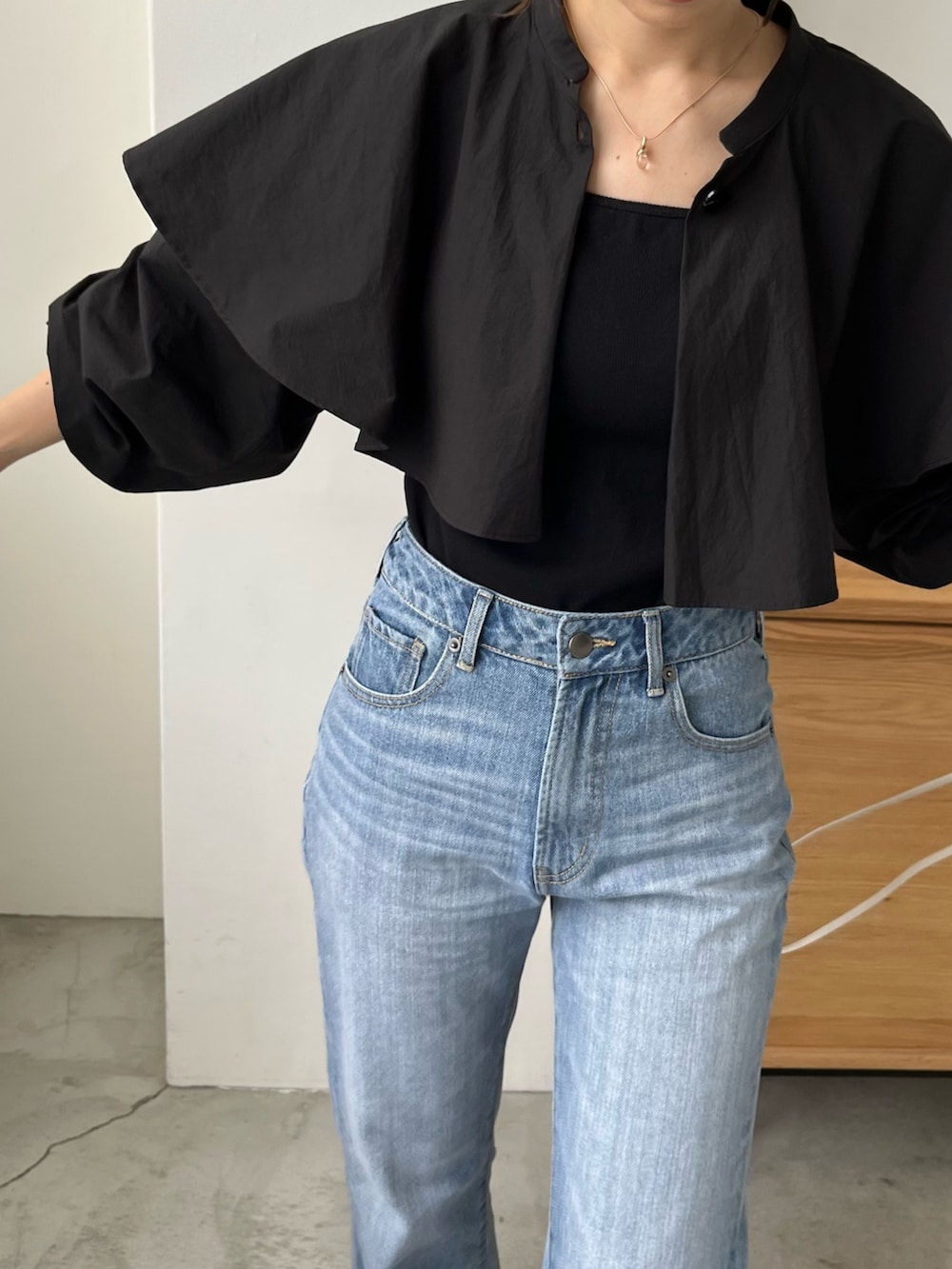 ブラック系のシャツ/ブラウス、ブルー系のデニムパンツ、ホワイト系のトートバッグを着用したレディースの夏コーディネートの7枚目の写真