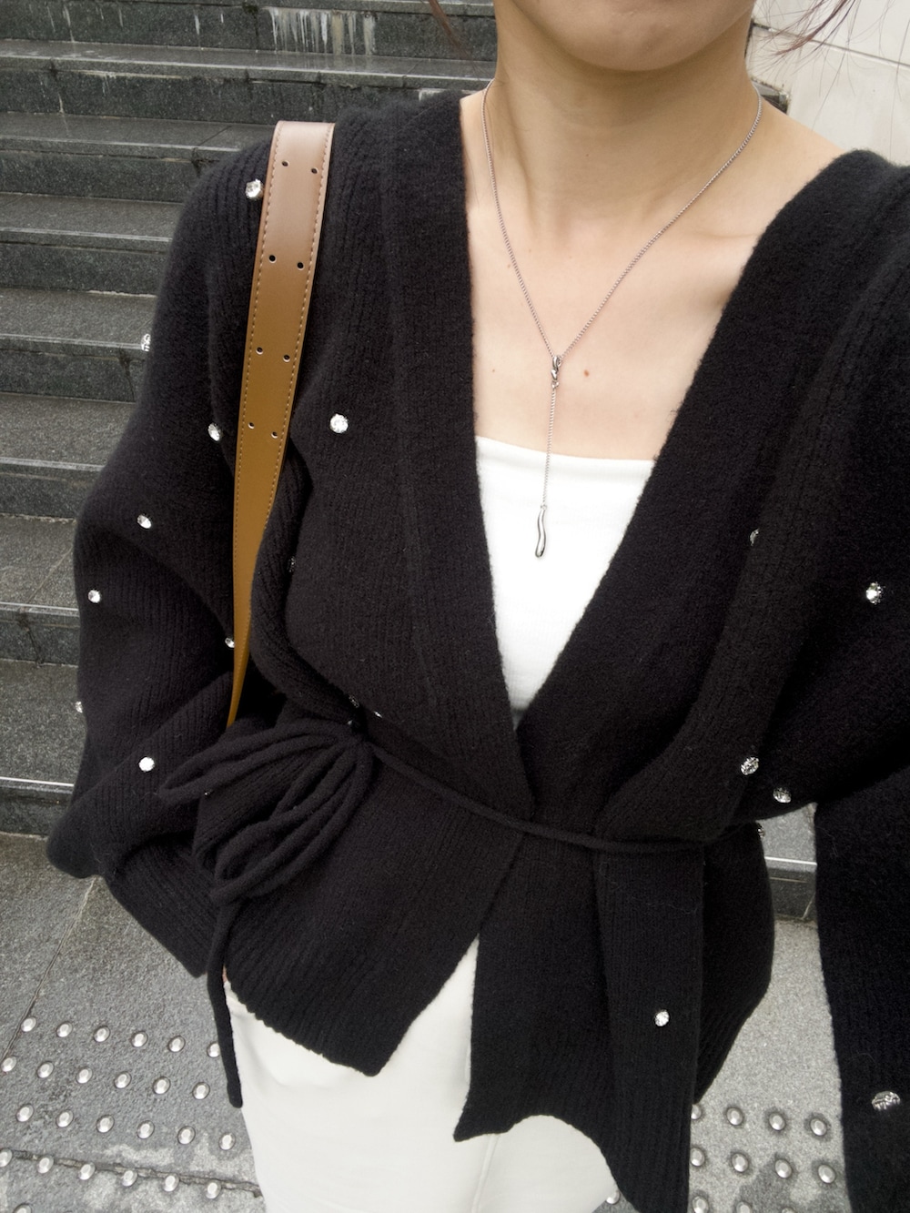 ホワイト系のスカート、ブラック系のカーディガン/ボレロ、イエロー系のショルダーバッグを着用したレディースの秋コーディネートの6枚目の写真