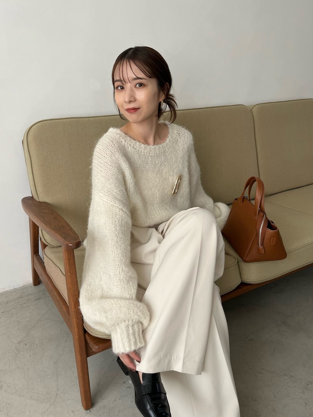 ホワイト系のその他パンツ、ホワイト系のニット/セーター、イエロー系のショルダーバッグを着用したレディースの秋コーディネートの6枚目の写真