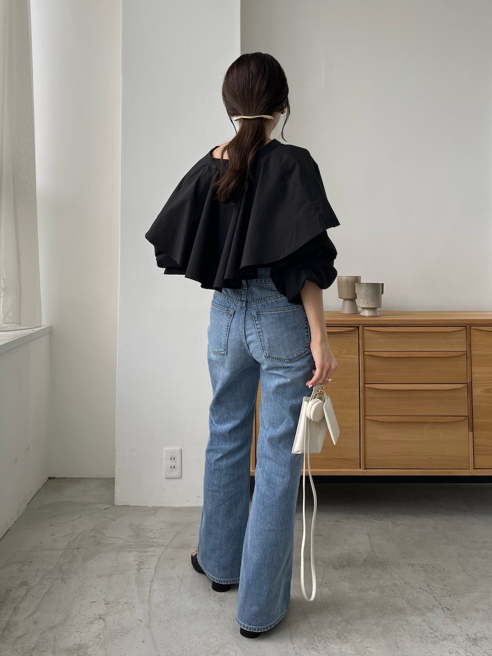 ブラック系のシャツ/ブラウス、ブルー系のデニムパンツ、ホワイト系のトートバッグを着用したレディースの夏コーディネートの4枚目の写真