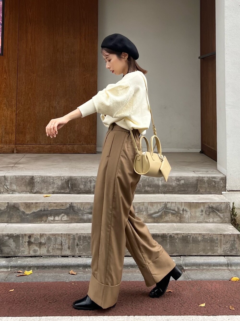 ベージュ系のバッグ、ホワイト系のニット/セーター、ブラウン系のその他パンツを着用したレディースの秋コーディネートの2枚目の写真
