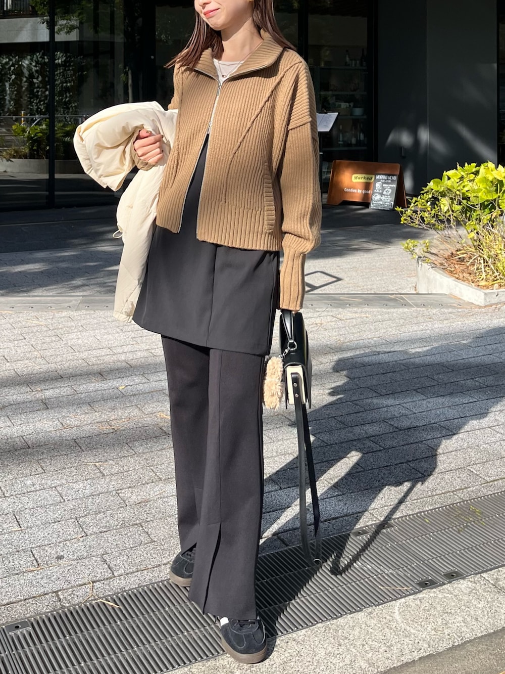 ベージュ系のカーディガン/ボレロ、ブラック系のシャツ/ブラウス、ブラック系のその他パンツを着用したレディースの冬コーディネートの2枚目の写真