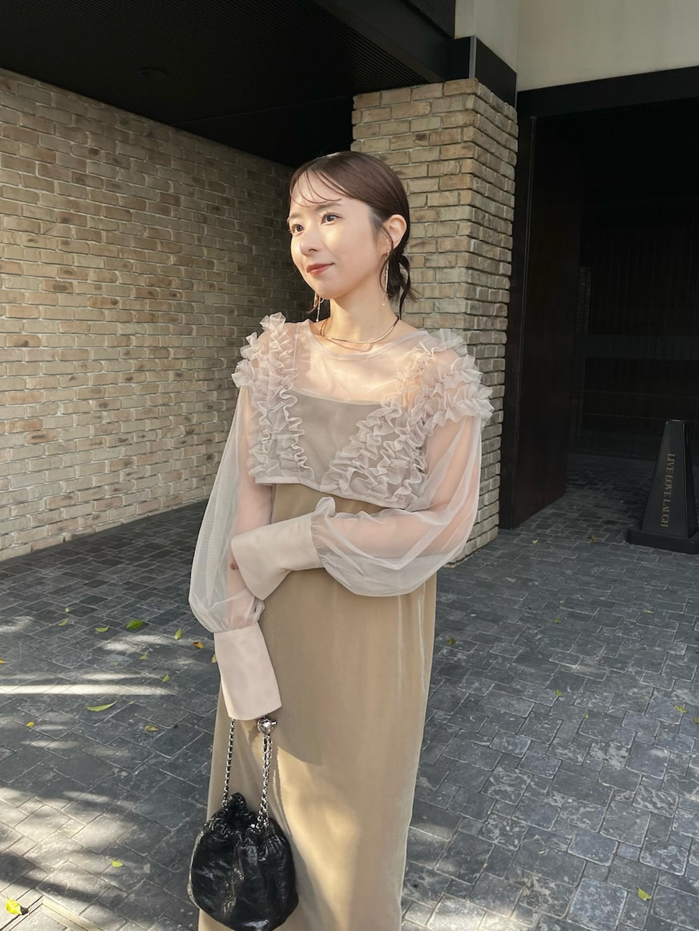 「30代コーデ、フリル、ベージュコーデ、オケージョン、オケージョンスタイル、オケージョンワンピース、結婚式、お呼ばれスタイル、ワンピース、ワンピーススタイル、チュール、ベロアワンピース、骨格ウェーブ」｜「CAPRICIEUX LE'MAGEの【オケージョン】【サイズ展開あり】チュールフリルベロアワンピース（ワンピース、ベージュ系）」を使った、shioさん（レディース・156cm）の春コーディネートの3枚目の写真