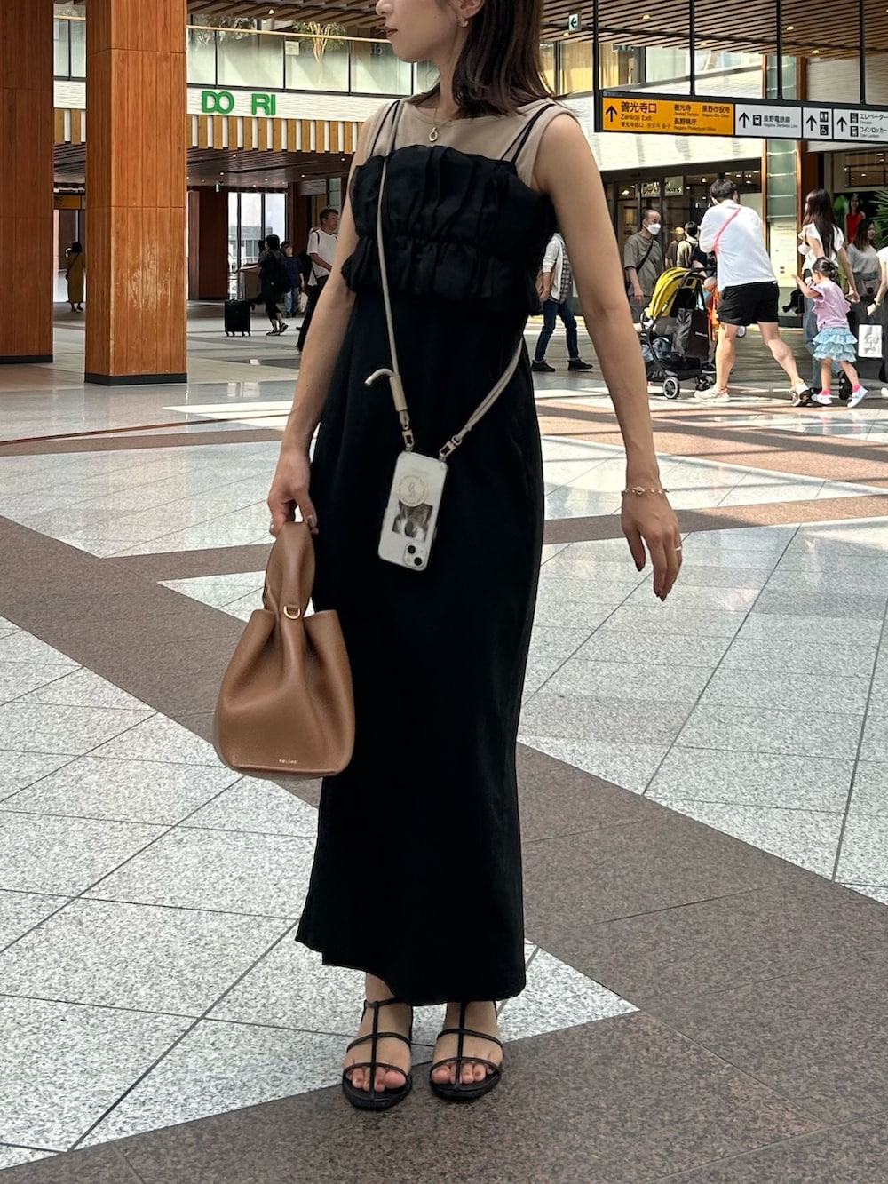 「アツいコーデ全部見せ、ビスチェ、サンダル、ワンピース、レイヤードスタイル、夏コーデ、キャミワンピ、休日スタイル、ノースリーブ、大人カジュアル、UNIQLO、骨格ウェーブ」｜「CAPRICIEUX LE'MAGEの【セットアイテム】フリルビスチェロンT（Tシャツ/カットソー、ブラック系）」を使った、shioさん（レディース・156cm）の夏コーディネートの4枚目の写真