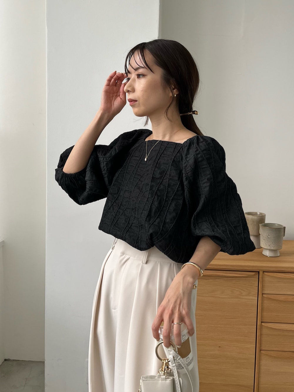 「春夏コーデ、モノトーン、パンツコーデ、ワイドパンツ、ブラウス、パフスリーブ、デニム、骨格ウェーブ」｜「CAPRICIEUX LE'MAGEの2タックワイドパンツ（その他パンツ、ホワイト系）」を使った、shioさん（レディース・156cm）の春コーディネートの3枚目の写真