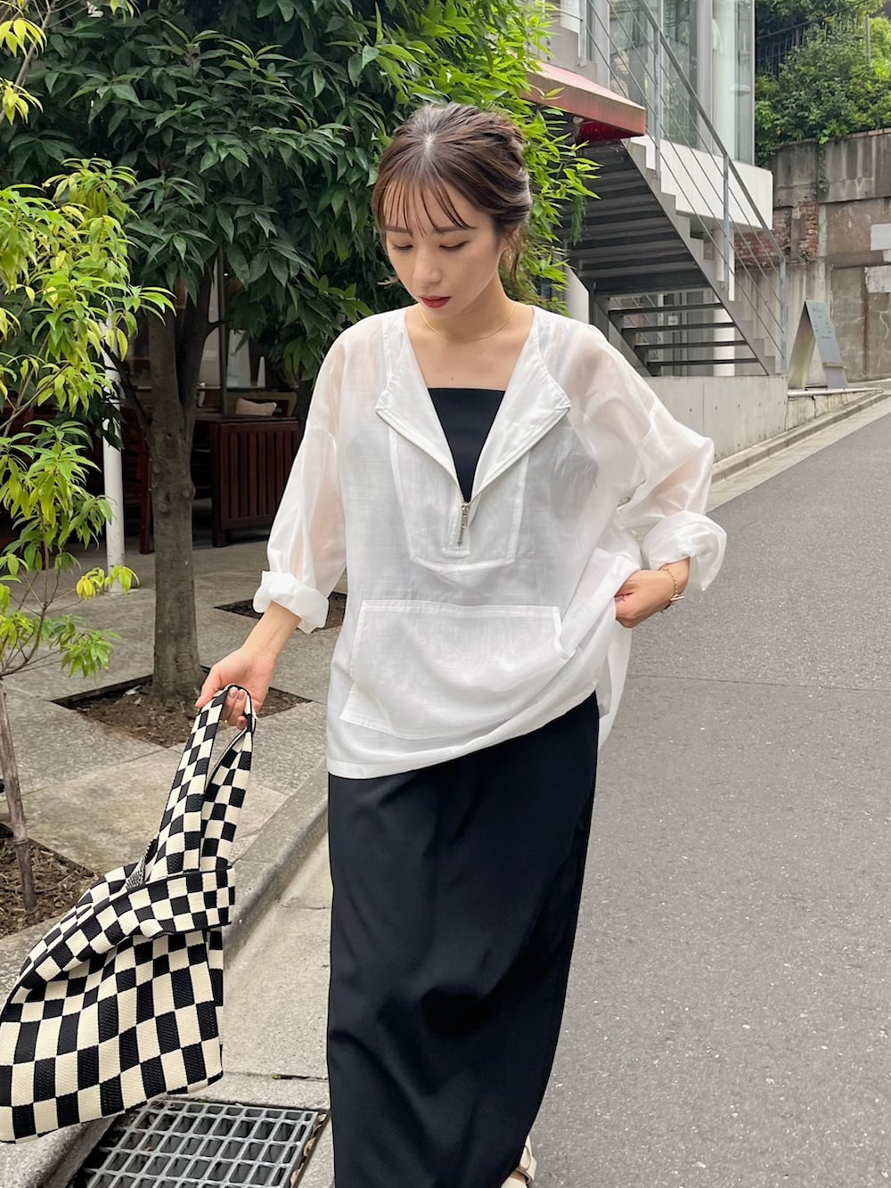 「キャミワンピ、シャツスタイル、グルカサンダル、夏コーデ、ロングワンピース、ブラック、骨格ウェーブ、ワンピース、レイヤードスタイル、ハーフジップ、モノトーン、モノトーンコーデ、チェック」｜「CAPRICIEUX LE'MAGEのシアーハーフジップシャツ（シャツ/ブラウス、ホワイト系）」を使った、shioさん（レディース・156cm）の夏コーディネートの4枚目の写真