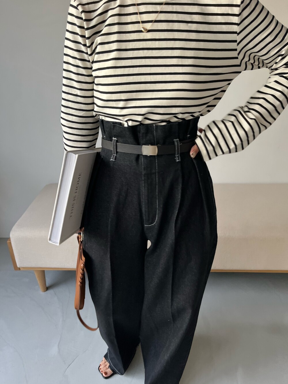 ブラック系のその他パンツ、ブラック系のデニムジャケット、ブラック系のTシャツ/カットソーを着用したレディースの冬コーディネートの8枚目の写真