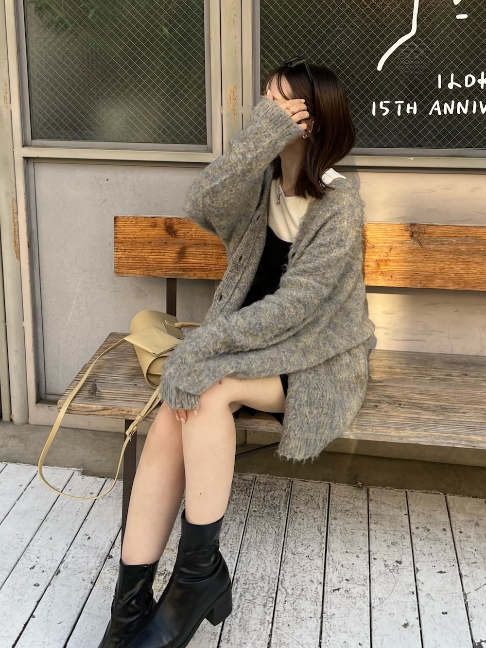 グレー系のカーディガン/ボレロ、ホワイト系のタンクトップ、ブラック系のその他パンツを着用したレディースの秋コーディネートの5枚目の写真
