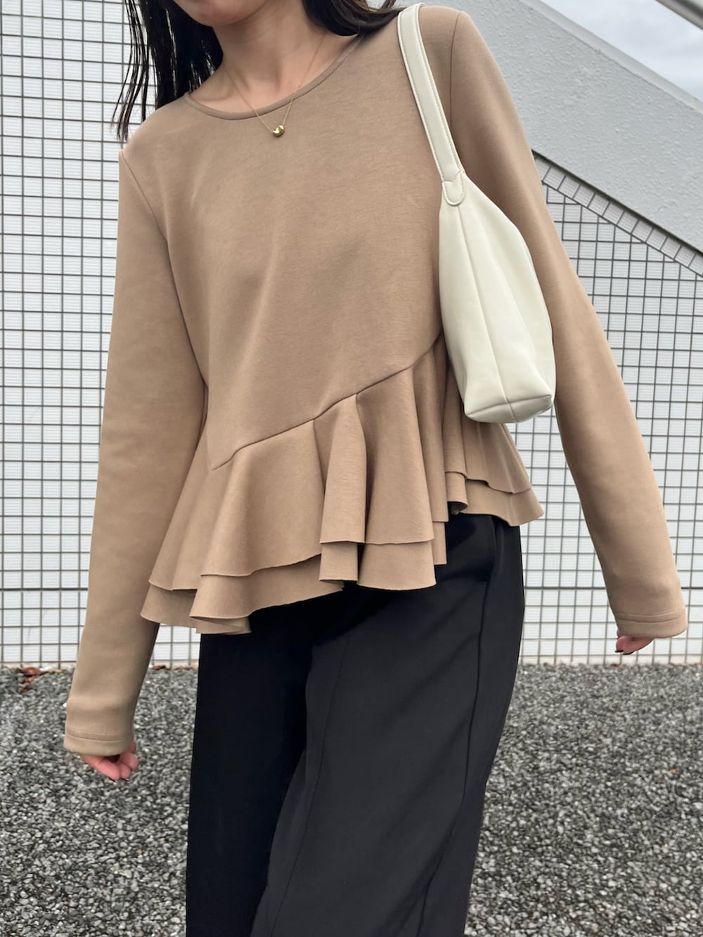 ベージュ系のTシャツ/カットソー、ブラック系のスラックス、ブラック系のローファーを着用したレディースの冬コーディネートの4枚目の写真