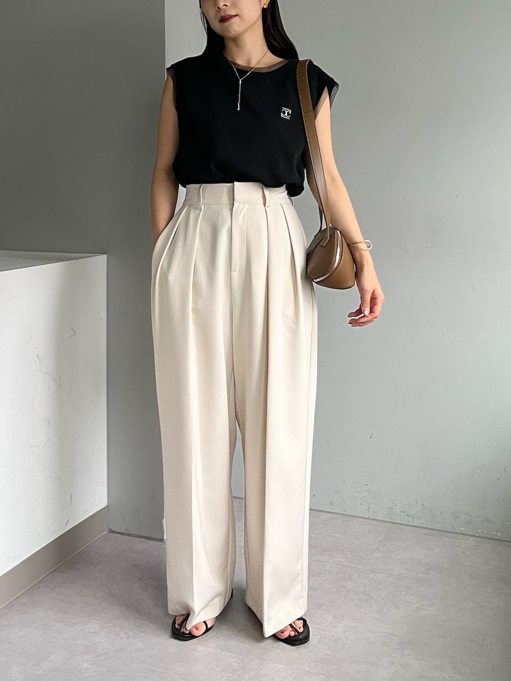 ホワイト系のその他パンツ、ブラック系のTシャツ/カットソー、ブラック系のサンダルを着用したレディースの夏コーディネートの4枚目の写真