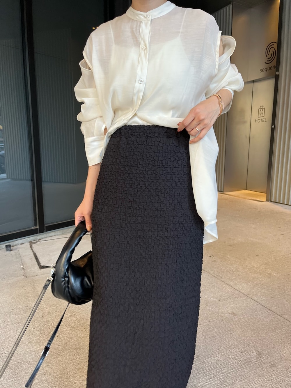 ブラック系のサンダル、ホワイト系のシャツ/ブラウス、ブラック系のスカートを着用したレディースの夏コーディネートの4枚目の写真