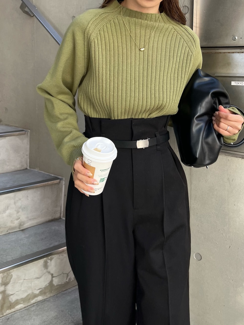 ブラック系のその他パンツ、グリーン系のニット/セーター、ブラック系のトートバッグを着用したレディースの冬コーディネートの6枚目の写真