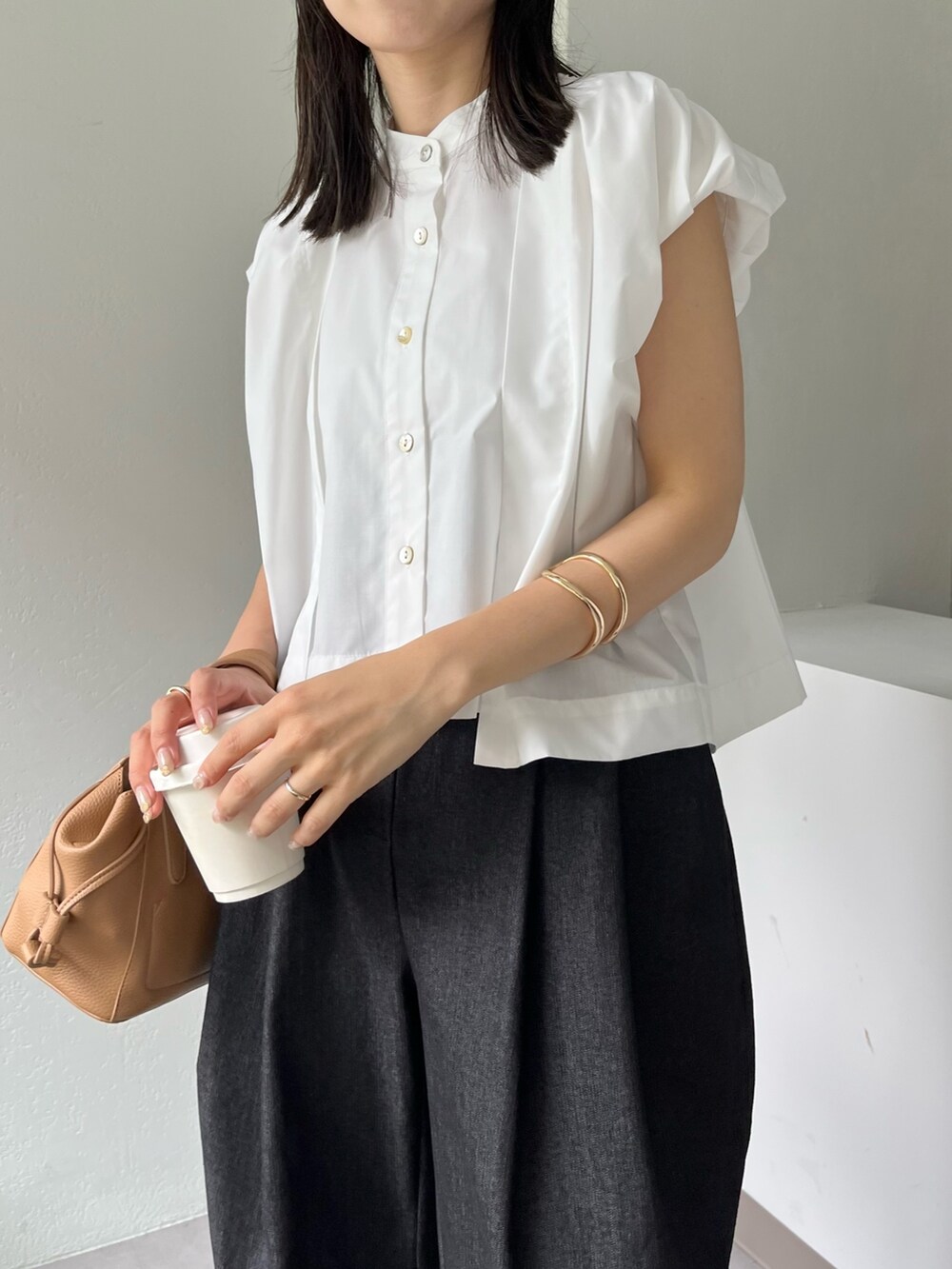 ホワイト系のシャツ/ブラウス、ブラック系のその他パンツ、ブラック系のその他シューズを着用したレディースの夏コーディネートの4枚目の写真